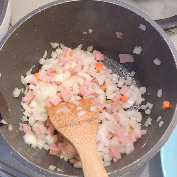 ④野菜とベーコンを炒める