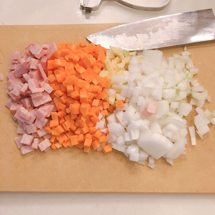 ②野菜、ベーコンをカット!