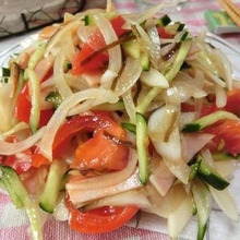 混ぜてしみしみ♪ 新玉ねぎとトマトときゅうりの中華サラダ