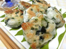 包丁いらず、ポリ袋で簡単☆ はんぺんとわかめとチーズのもちもちお焼き
