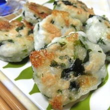 包丁いらず、ポリ袋で簡単☆ はんぺんとわかめとチーズのもちもちお焼き