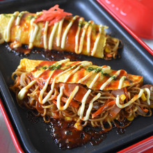 お祭りの屋台気分で盛り上がる!みんな大好きオムそば