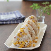 鰹節香る バター醤油コーンおにぎり【混ぜごはんおにぎり】