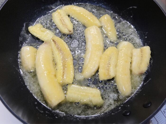 バターと砂糖でバナナを焼きます