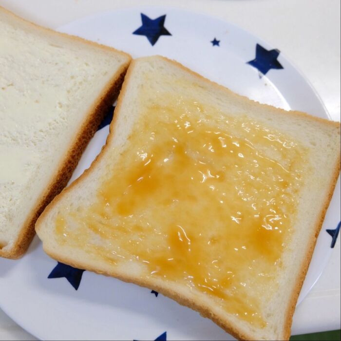 ピーナツバターを塗ります