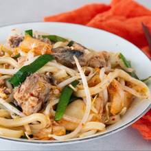 ごま油香る♪レンチンで「さばキムチうどん」包丁不要