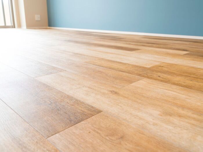 ④ ✕ フローリング汚れにスチーム掃除機