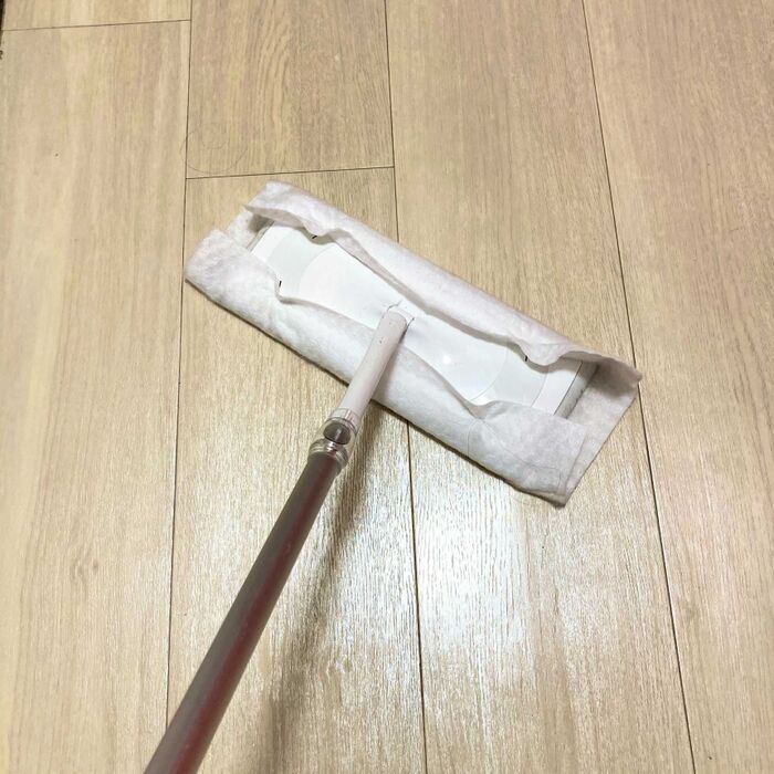① ✕ まずはウェットシートで床掃除