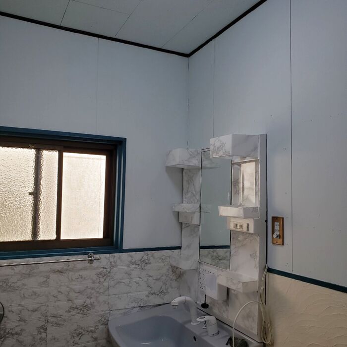 リメイクシート剥がしてスッキリ!脱衣場をセルフリノベ