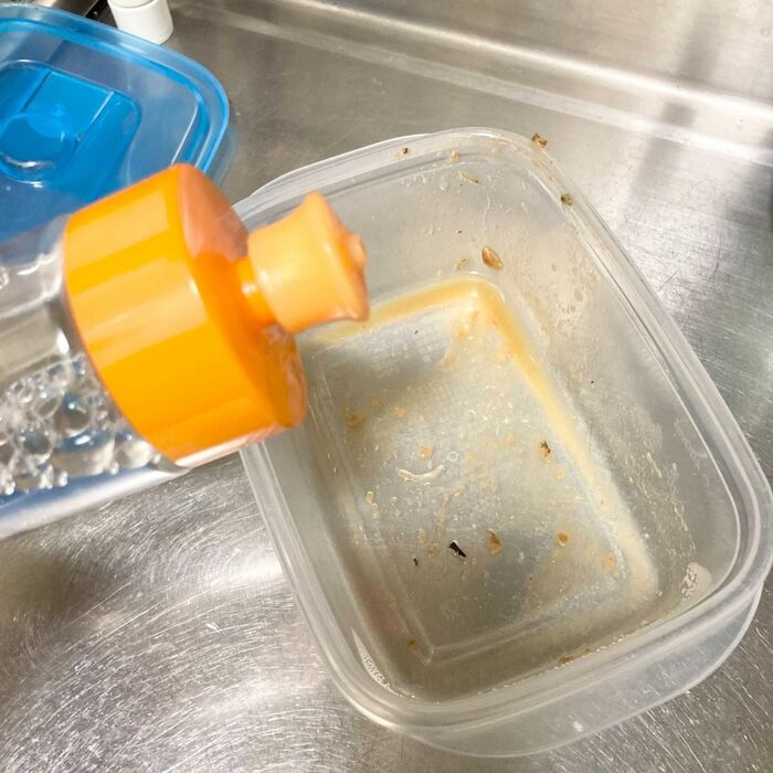 ①食器用洗剤を汚れに直接かける