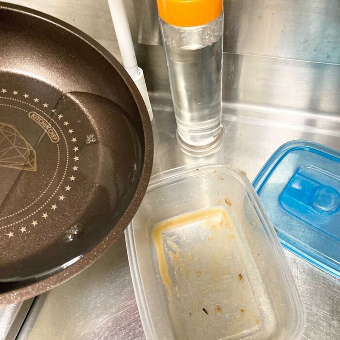 ②ふたをしてタッパーごとシェイク!