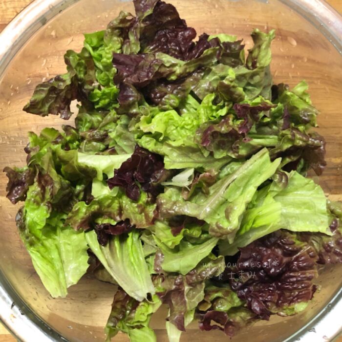 ②サニーレタスをちぎる