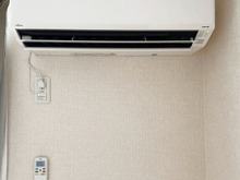 壁に穴を開けずリモコンを固定する方法