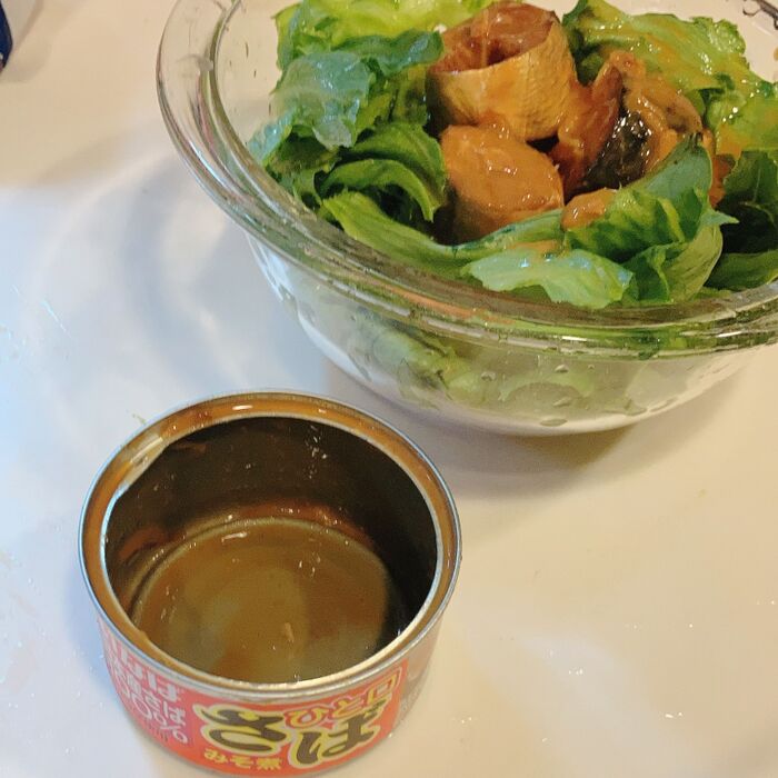 サバ缶を入れます