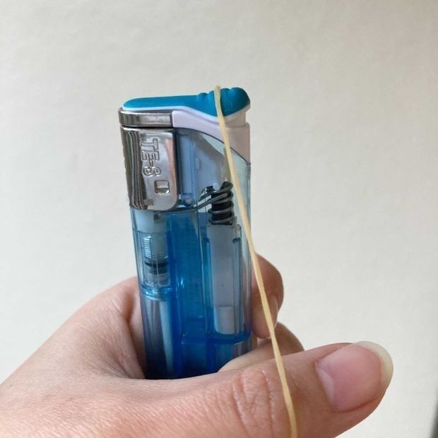 3)-2 写真のように輪ゴムを引っかけ、自力でレバーを下げた状態に維持する