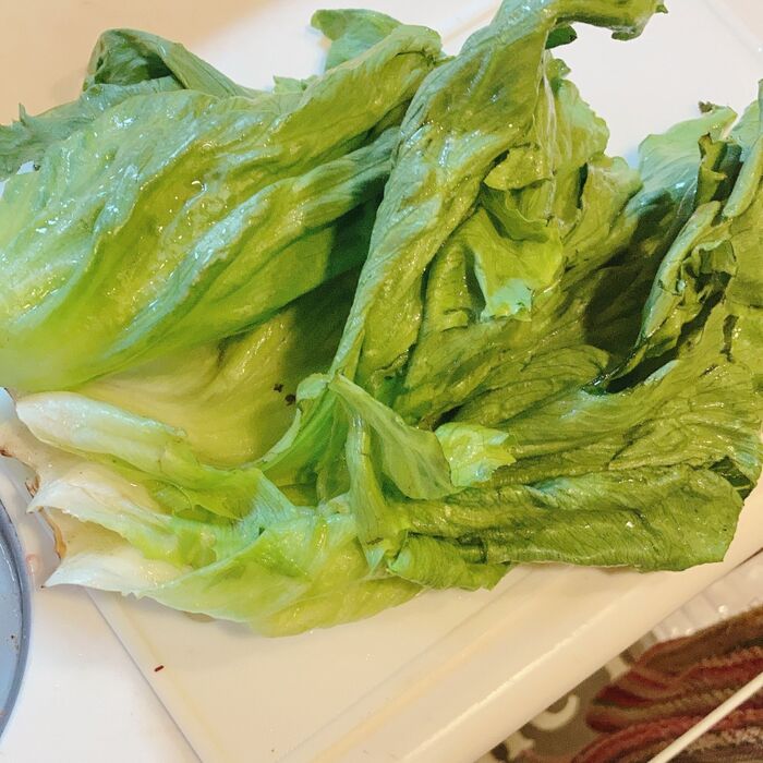 レタスの外葉を用意します。