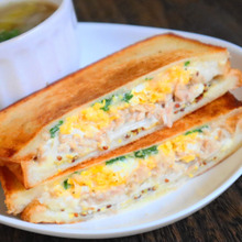 サクサクとろ~り♡間違いない組み合わせ♡卵入りツナメルト