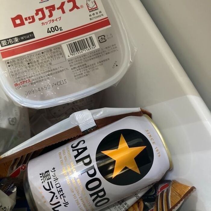 ④ ✕ 冷凍庫に缶を入れる