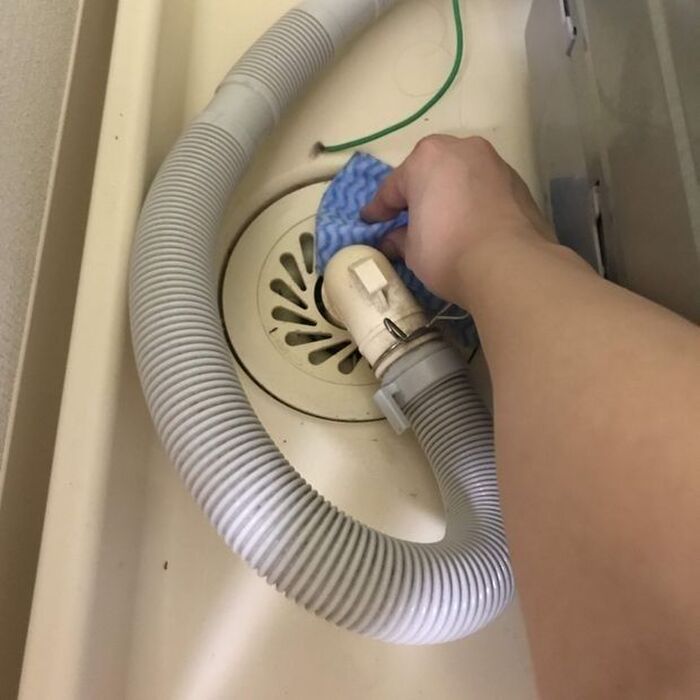 2)-3 排水口周りを濡れた雑巾などで拭く