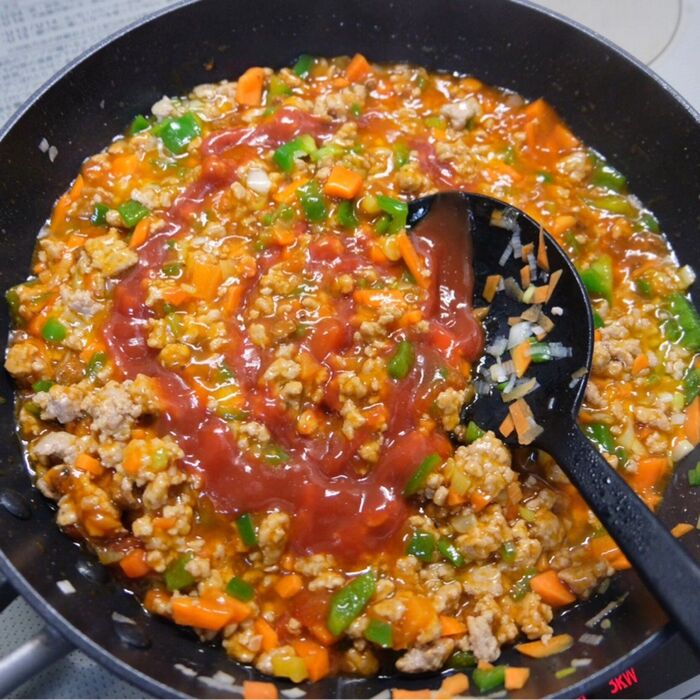 4、ミートソース、ケチャップで味を整えます