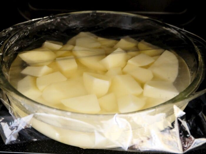 2、じゃがいもは小さくカットしてレンチン