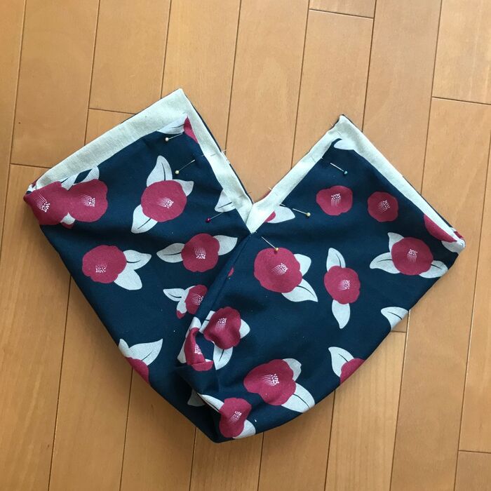 ⑧表布を出して、裏布を中に入れ、両サイドを縫い合わせ、ハンドル通し口を作る。