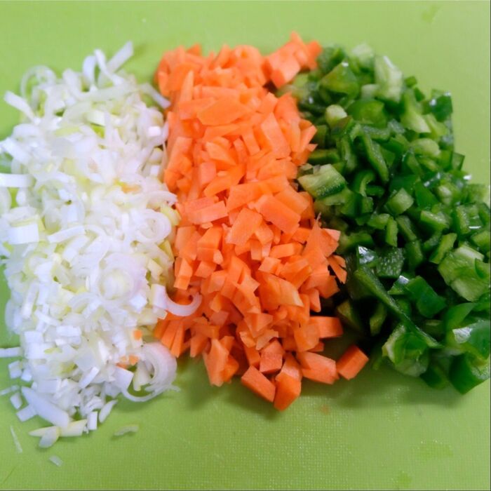 1、野菜をみじん切りにします