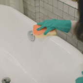 こするとカビが繁殖! カビにおさらば”お風呂掃除”