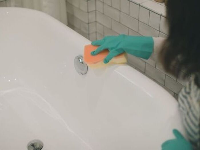 こするとカビが繁殖! カビにおさらば”お風呂掃除”