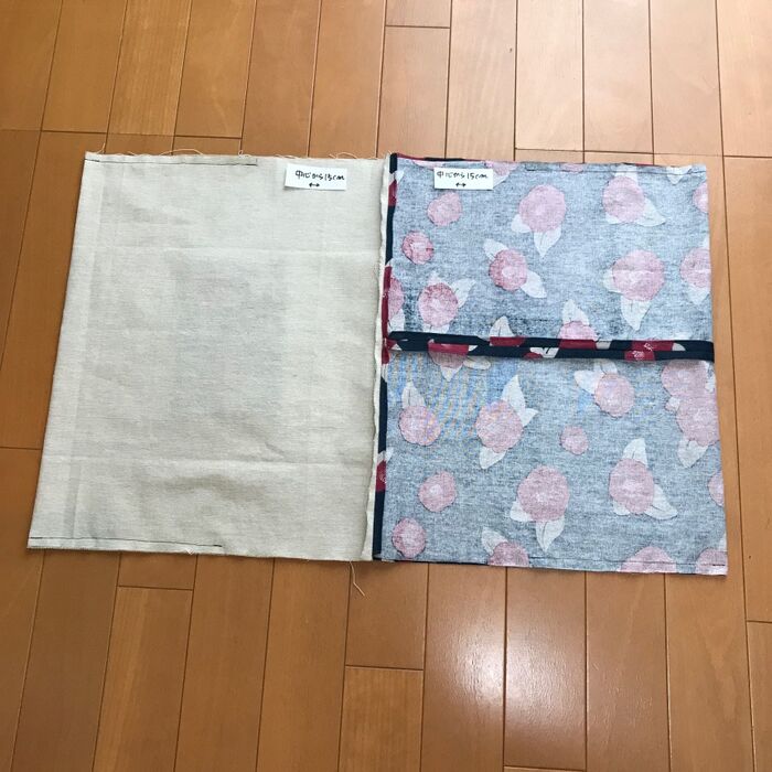 ⑥表と裏の切り替えの部分を合わせて、中心から15センチ空けて、脇を縫い合わせる。