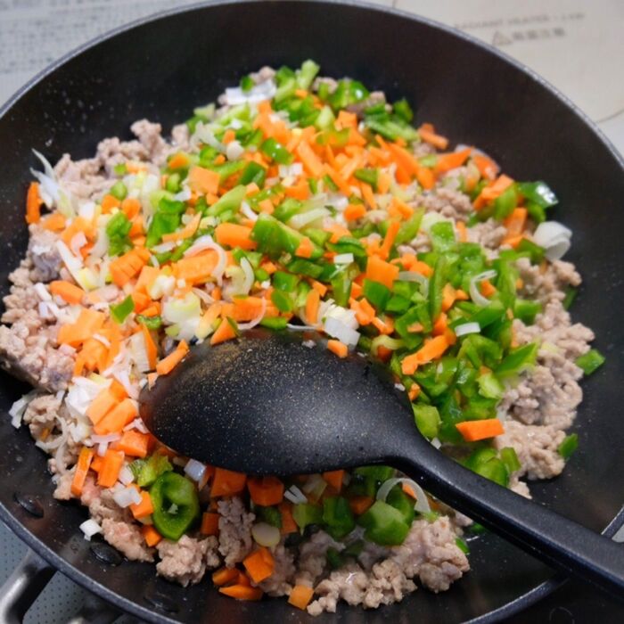 3、ひき肉と野菜を炒めます