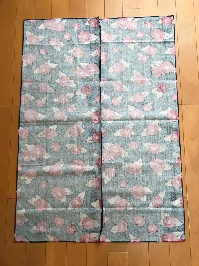 ①手ぬぐい2枚をつなぎ合わせる。