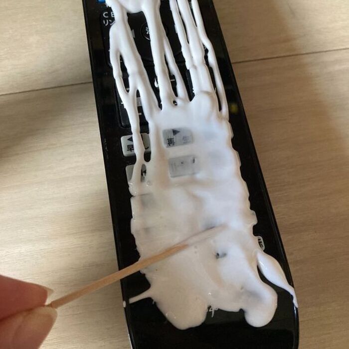 ②つまようじを使って、リモコンの凹凸まで均等にボンドを塗っていく