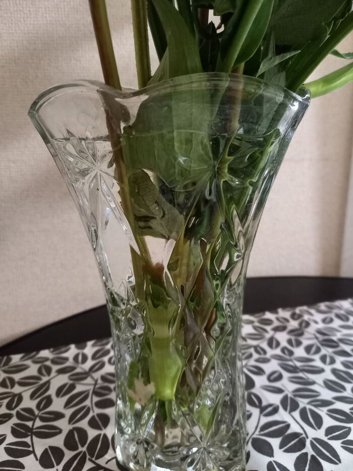 足元が細く、口が広がった花瓶