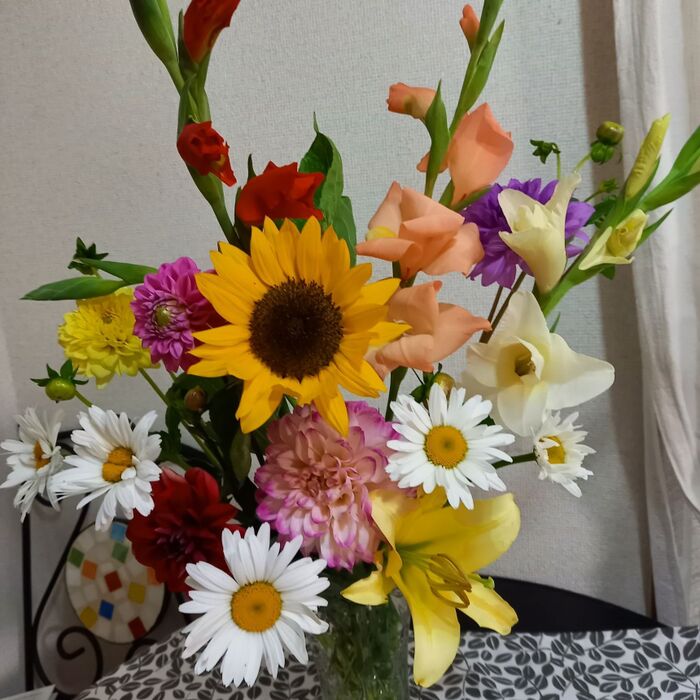 セロテープで解決‼️使いにくい形の花瓶の使い方