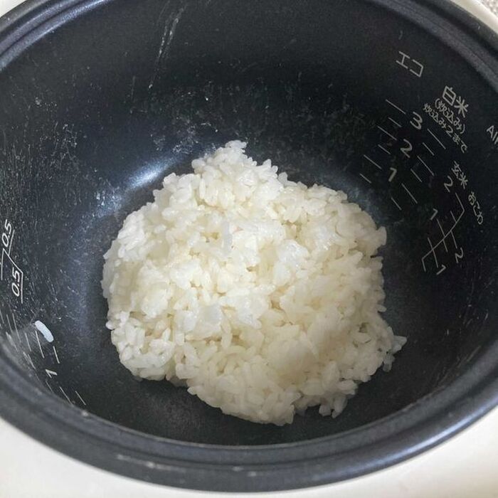 ✕ご飯を釜の中で薄く広げる
