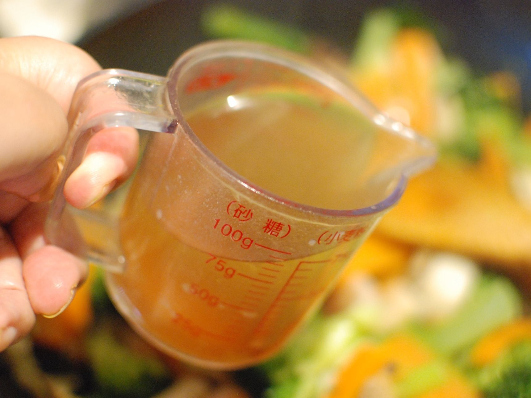 顆粒鶏ガラスープをお湯で溶いて入れ→醤油、酒、砂糖を加えます