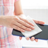 ダメ!スマホにウェットティッシュ