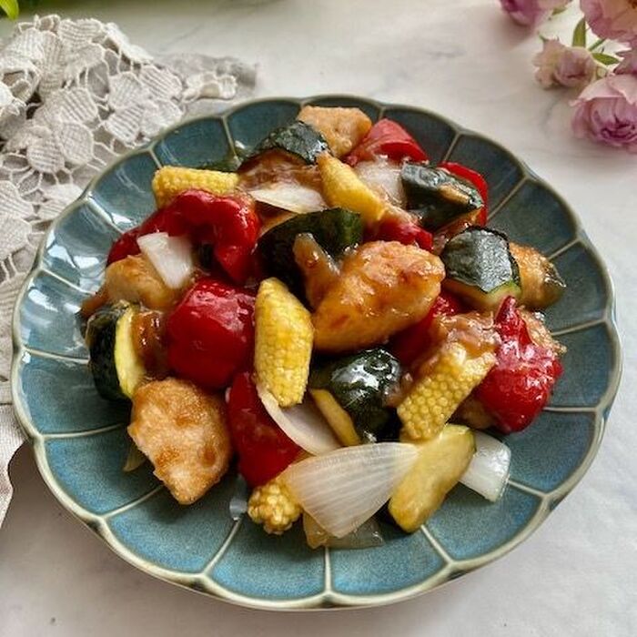 梅干し風味がさっぱり!鶏むね肉とカラフル夏野菜のソテー