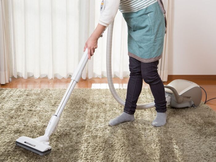 ✕掃除機は前に強く押すと効果的