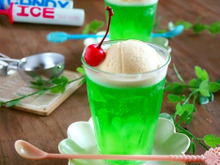 レトロ喫茶風♪氷入り⁉メロンクリームソーダゼリー(ダマにならないゼリー作りのポイント)