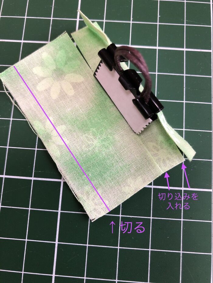 １面ずつ両面テープを剥がしながら貼り、２面貼ったら切り込みを入れ余分な布はカットします