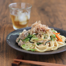 かつお節のうま味たっぷり!焼きうどん ランチやお酒の〆に。