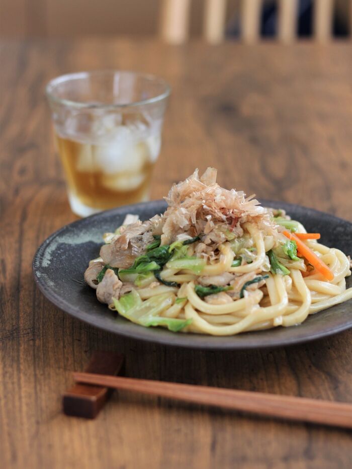 かつお節のうま味たっぷり!焼きうどん ランチやお酒の〆に。