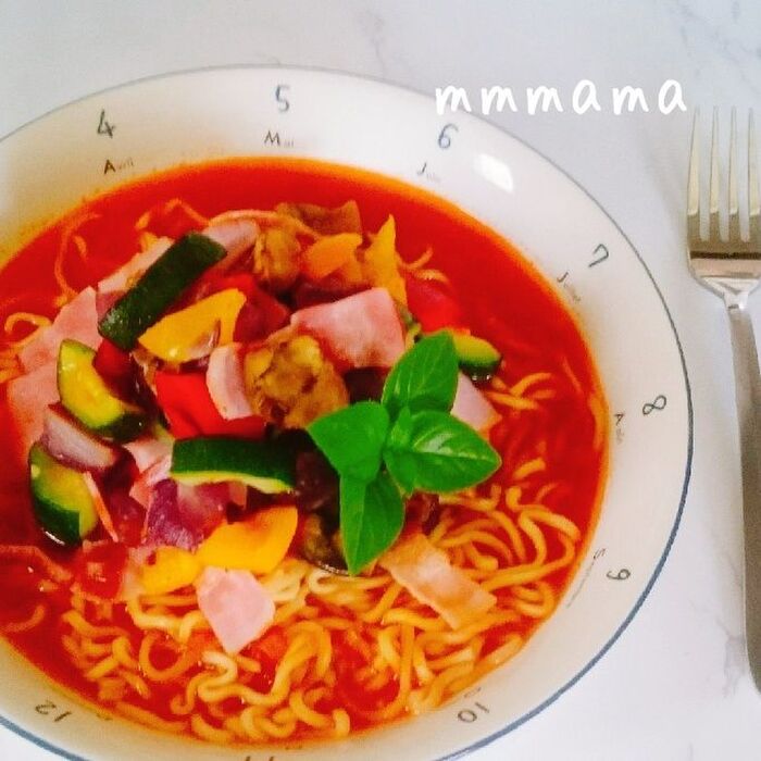 マルちゃん正麺旨塩味で夏野菜たっぷりトマトラーメン