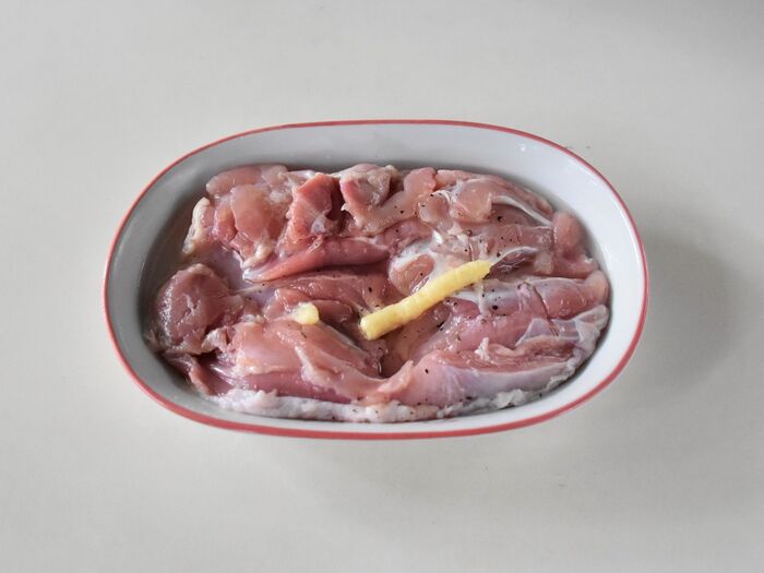 鶏もも肉の下処理をします。