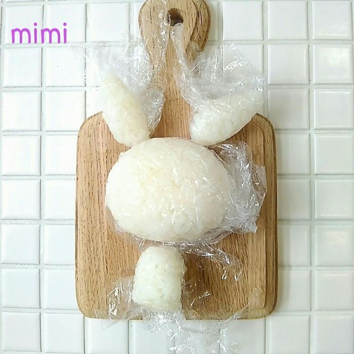 ①ベースのおにぎりを作ります。