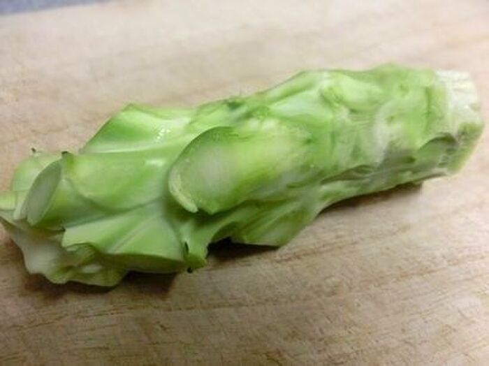 1.ブロッコリーの茎の皮をむく