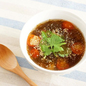 便利な野菜だし使用♪【もずくとトマトの黒酢スープ】
