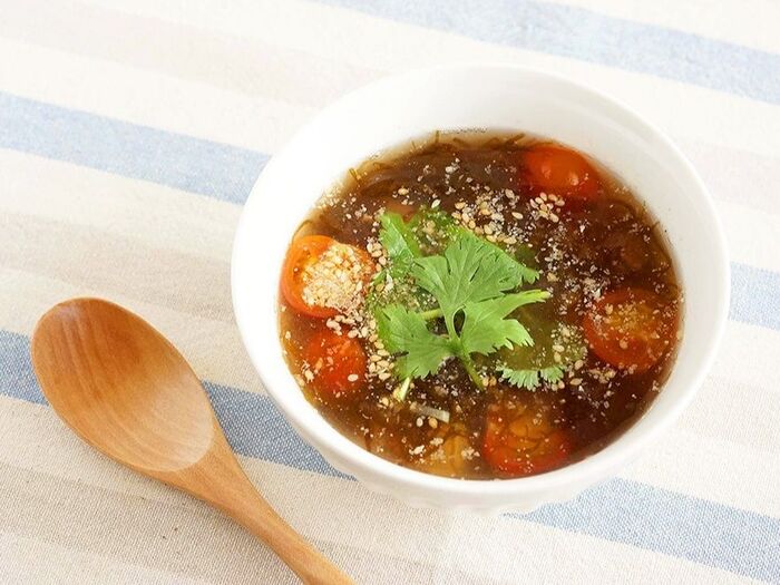 便利な野菜だし使用♪【もずくとトマトの黒酢スープ】